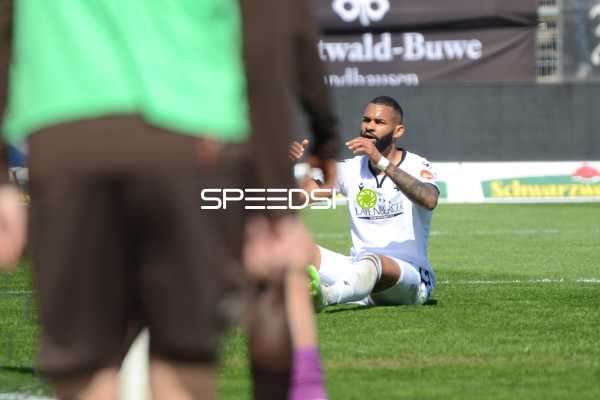 Fußball I Herren I Saison 2021-2022 I 2. Bundesliga I 30.Spieltag I SV Sandhausen - FC St. Pauli I 16.04.2022 Cebio Soukou (#7, SV Sandhausen) ärgert sich über seine vergebene Torchance
Ort: Sandhausen, Germany
Datum: 16.04.2022