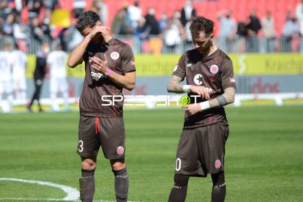 Fußball I Herren I Saison 2021-2022 I 2. Bundesliga I 30.Spieltag I SV Sandhausen - FC St. Pauli I 16.04.2022 Marcel Hartel (#30, FC St. Pauli) und Leart Pacarada (#23, FC St. Pauli) entäuscht nach dem 1:1
Ort: Sandhausen, Germany
Datum: 16.04.2022