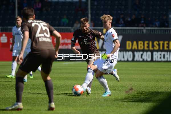 Fußball I Herren I Saison 2021-2022 I 2. Bundesliga I 30.Spieltag I SV Sandhausen - FC St. Pauli I 16.04.2022 Nils Seufert (#21, SV Sandhausen) spielt den Pass
Ort: Sandhausen, Germany
Datum: 16.04.2022