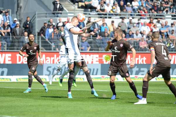 Fußball I Herren I Saison 2021-2022 I 2. Bundesliga I 30.Spieltag I SV Sandhausen - FC St. Pauli I 16.04.2022 Janik Bachmann (#26, SV Sandhausen) gegen Philipp Ziereis (#4, FC St. Pauli) im Kopfballduelle
Ort: Sandhausen, Germany
Datum: 16.04.2022