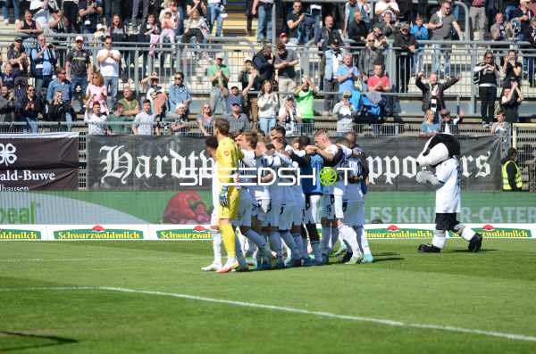 Fußball I Herren I Saison 2021-2022 I 2. Bundesliga I 30.Spieltag I SV Sandhausen - FC St. Pauli I 16.04.2022 Die Mannschaft vom SV Sandhausen feiert mit den Fans
Ort: Sandhausen, Germany
Datum: 16.04.2022