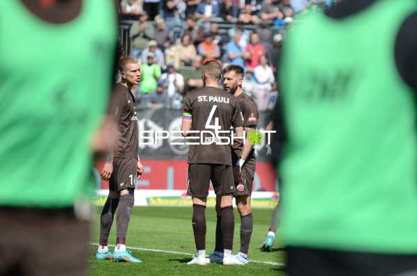 Fußball I Herren I Saison 2021-2022 I 2. Bundesliga I 30.Spieltag I SV Sandhausen - FC St. Pauli I 16.04.2022 Philipp Ziereis (#4, FC St. Pauli), Simon Christoffersen (#16, FC St. Pauli) und Guido Burgstaller (#9, FC St. Pauli) beraten sich
Ort: Sandhausen, Germany
Datum: 16.04.2022