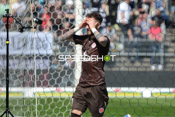 Fußball I Herren I Saison 2021-2022 I 2. Bundesliga I 30.Spieltag I SV Sandhausen - FC St. Pauli I 16.04.2022 Guido Burgstaller (#9, FC St. Pauli) kann es nicht glauben
Ort: Sandhausen, Germany
Datum: 16.04.2022