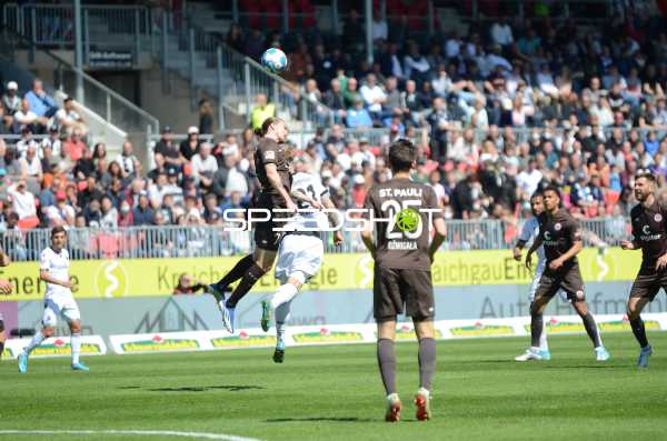 Fußball I Herren I Saison 2021-2022 I 2. Bundesliga I 30.Spieltag I SV Sandhausen - FC St. Pauli I 16.04.2022 Kopfballduell zwischen Jackson Irvine (#7, FC St. Pauli) und Nils Seufert (#21, SV Sandhausen)
Ort: Sandhausen, Germany
Datum: 16.04.2022