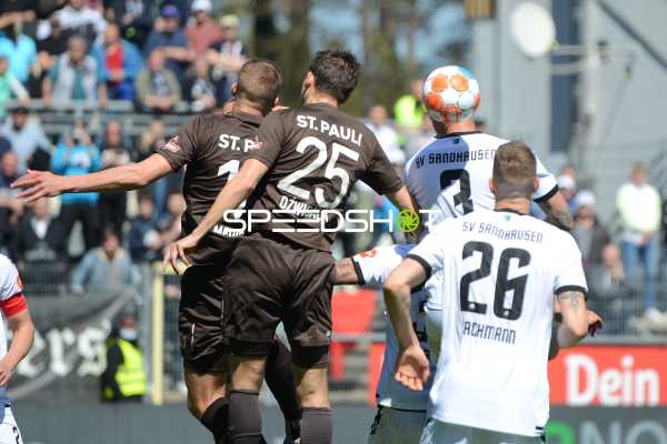 Fußball I Herren I Saison 2021-2022 I 2. Bundesliga I 30.Spieltag I SV Sandhausen - FC St. Pauli I 16.04.2022 Kopfballduell zwischen Adam Dzwigala (#25, FC St. Pauli), Jakov Medic (#18, FC St. Pauli), Dario Dumic (#3, SV Sandhausen) und Janik Bachmann (#26, SV Sandhausen)
Ort: Sandhausen, Germany
Datum: 16.04.2022