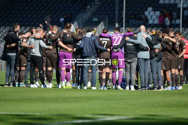 Fußball I Herren I Saison 2021-2022 I 2. Bundesliga I 30.Spieltag I SV Sandhausen - FC St. Pauli I 16.04.2022 Mannschaft vom FC St. Pauli steht nach Schlusspfiff zusammen
Ort: Sandhausen, Germany
Datum: 16.04.2022