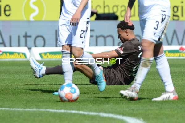 Fußball I Herren I Saison 2021-2022 I 2. Bundesliga I 30.Spieltag I SV Sandhausen - FC St. Pauli I 16.04.2022 Etienne Amenyido (#27, FC St. Pauli) verletzt am Boden
Ort: Sandhausen, Germany
Datum: 16.04.2022