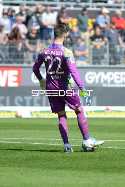 Fußball I Herren I Saison 2021-2022 I 2. Bundesliga I 30.Spieltag I SV Sandhausen - FC St. Pauli I 16.04.2022 Nikola Vasiji (#22, FC St. Pauli) am Ball
Ort: Sandhausen, Germany
Datum: 16.04.2022