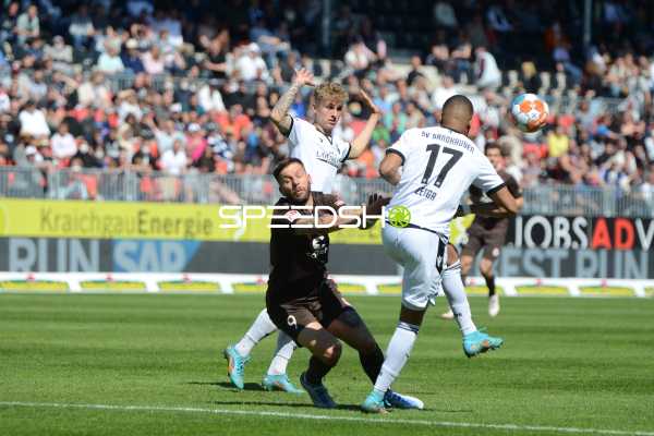 Fußball I Herren I Saison 2021-2022 I 2. Bundesliga I 30.Spieltag I SV Sandhausen - FC St. Pauli I 16.04.2022 Presschlag von Erik Zenga (#17, SV Sandhausen) gegen Guido Burgstaller (#9, FC St. Pauli), Nils Seufert (#21, SV Sandhausen)
Ort: Sandhausen, Germany
Datum: 16.04.2022