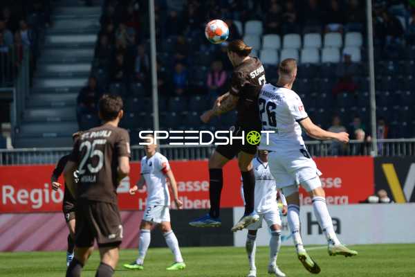 Fußball I Herren I Saison 2021-2022 I 2. Bundesliga I 30.Spieltag I SV Sandhausen - FC St. Pauli I 16.04.2022 Kopfballduell zwischen Jackson Irvine (#7, FC St. Pauli) und Janik Bachmann (#26, SV Sandhausen)
Ort: Sandhausen, Germany
Datum: 16.04.2022