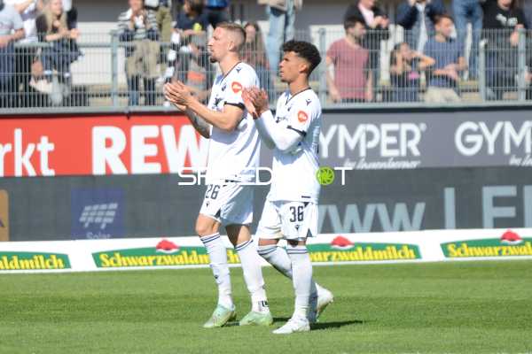 Fußball I Herren I Saison 2021-2022 I 2. Bundesliga I 30.Spieltag I SV Sandhausen - FC St. Pauli I 16.04.2022 Janik Bachmann (#26, SV Sandhausen) und Chima Sean Okoroji (#36, SV Sandhausen) bedanken sich bei den Fans
Ort: Sandhausen, Germany
Datum: 16.04.2022