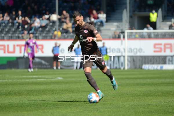 Fußball I Herren I Saison 2021-2022 I 2. Bundesliga I 30.Spieltag I SV Sandhausen - FC St. Pauli I 16.04.2022 Antritt von Leart Pacarada (#23, FC St. Pauli)
Ort: Sandhausen, Germany
Datum: 16.04.2022