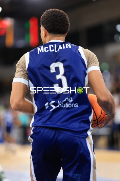 Kevin McClain (3; MLP Academics Heidelberg) mit Ball