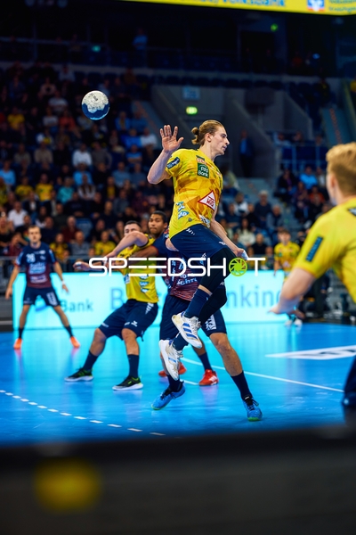 Ein Spieler der Rhein Neckar Löwen springt und wirft den Ball.