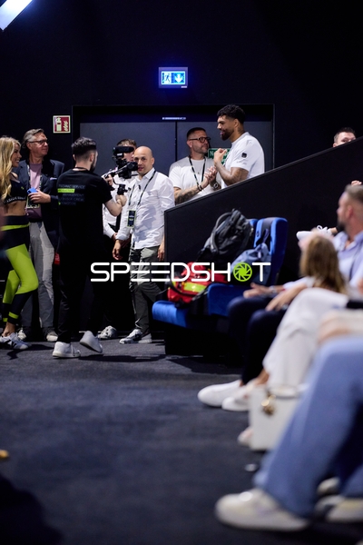 Ringside-Zone Face-Off