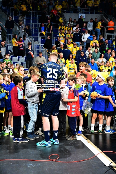 Haukur Thrastarson (25; Rhein Neckar Löwen) signiert Autogramme