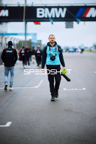 Medienvertreter auf Rennstrecke