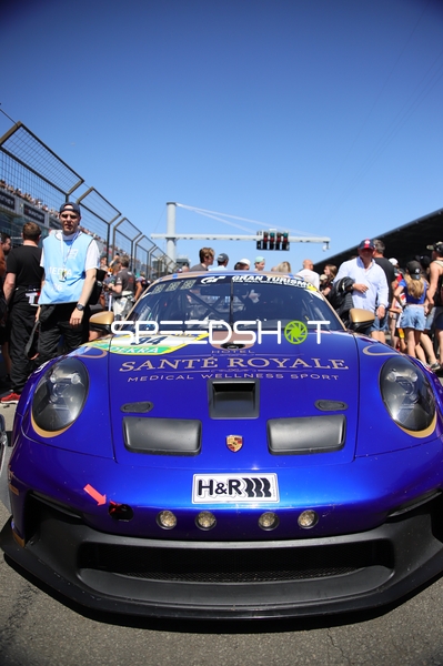 Rennfahrzeug in der Boxengasse