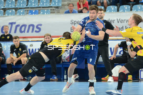 Handall I Herren I Saison 2021-2022 I 2. HBL I 30.Spieltag I SG BBM Bietigheim - HSG 2000 Coburg I 18.05.2022 Wurfversuch von Max Oehler (#9, SGBBM Bietigheim) wird gestört von Merlin Fuss (#13, HSG 2000 Coburg) und Jakob Knauer (#25, HSG 2000 Coburg)
Ort: Bietigheim-Bissingen, Germany
Datum: 18.05.2022