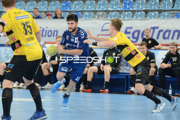 Handall I Herren I Saison 2021-2022 I 2. HBL I 30.Spieltag I SG BBM Bietigheim - HSG 2000 Coburg I 18.05.2022 Antritt von Juan de la Pena (#13, SGBBM Bietigheim) gegen Jakob Knauer (#25, HSG 2000 Coburg), v.li. Jan Schäffer (#35, HSG 2000 Coburg)
Ort: Bietigheim-Bissingen, Germany
Datum: 18.05.2022 - la Pena Juan de
