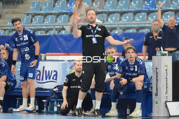 Handall I Herren I Saison 2021-2022 I 2. HBL I 30.Spieltag I SG BBM Bietigheim - HSG 2000 Coburg I 18.05.2022 Iker Romero (Trainer, SGBBM Bietigheim) gestikuliert am Spielfeldrand
Ort: Bietigheim-Bissingen, Germany
Datum: 18.05.2022 - Iker Romero, Nikola Vlahovic