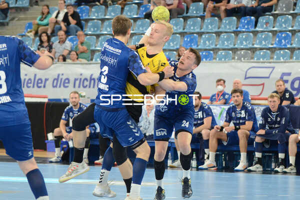 Handall I Herren I Saison 2021-2022 I 2. HBL I 30.Spieltag I SG BBM Bietigheim - HSG 2000 Coburg I 18.05.2022 Wurf von Andreas Schröder (#71, HSG 2000 Coburg) im Zweikampf mit Nikola Vlahovic (#3, SGBBM Bietigheim) und Sven Weßeling (#24, SGBBM Bietigheim)
Ort: Bietigheim-Bissingen, Germany
Datum: 18.05.2022