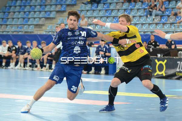 Handall I Herren I Saison 2021-2022 I 2. HBL I 30.Spieltag I SG BBM Bietigheim - HSG 2000 Coburg I 18.05.2022 Paco Barthe (#20, SGBBM Bietigheim) im Zweikampf mit Jan Schäffer (#35, HSG 2000 Coburg)
Ort: Bietigheim-Bissingen, Germany
Datum: 18.05.2022 - Jan Schaffer