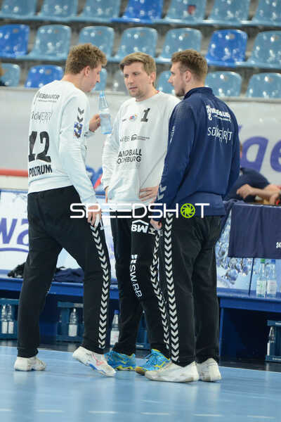 Handall I Herren I Saison 2021-2022 I 2. HBL I 30.Spieltag I SG BBM Bietigheim - HSG 2000 Coburg I 18.05.2022 v.li. Konstantin Poltrum (#12, SGBBM Bietigheim), Pascal Welz (#1, SGBBM Bietigheim) und Nick Lehmann (#16, SGBBM Bietigheim) bei der Auszeit
Ort: Bietigheim-Bissingen, Germany
Datum: 18.05.2022