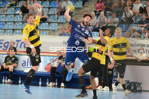 Handall I Herren I Saison 2021-2022 I 2. HBL I 30.Spieltag I SG BBM Bietigheim - HSG 2000 Coburg I 18.05.2022 Wurf von Juan de la Pena (#13, SGBBM Bietigheim) gegen Dieudonne Mubenzem (#22, HSG 2000 Coburg), Andreas Schröder (#71, HSG 2000 Coburg) und Jan Schäffer (#35, HSG 2000 Coburg)
Ort: Bietigheim-Bissingen, Germany
Datum: 18.05.2022 - Jan Schaffer