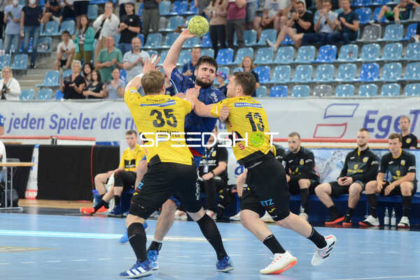 Handall I Herren I Saison 2021-2022 I 2. HBL I 30.Spieltag I SG BBM Bietigheim - HSG 2000 Coburg I 18.05.2022 Wurf von Juan de la Pena (#13, SGBBM Bietigheim) gegen Jan Schäffer (#35, HSG 2000 Coburg) und Merlin Fuß (#13, HSG 2000 Coburg)
Ort: Bietigheim-Bissingen, Germany
Datum: 18.05.2022 - la Pena Juan de