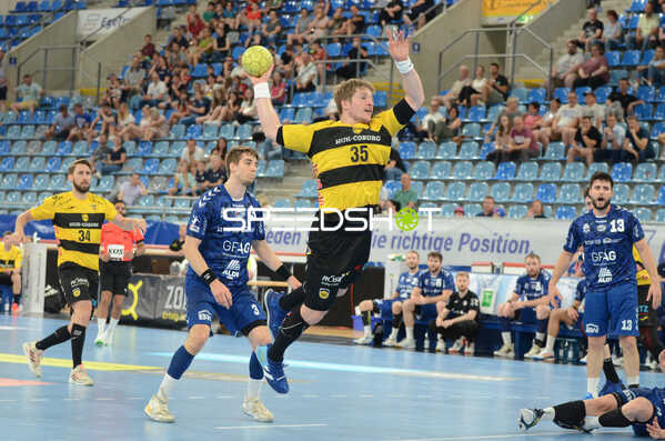 Handall I Herren I Saison 2021-2022 I 2. HBL I 30.Spieltag I SG BBM Bietigheim - HSG 2000 Coburg I 18.05.2022 Wurf von Jan Schäffer (#35, HSG 2000 Coburg)
Ort: Bietigheim-Bissingen, Germany
Datum: 18.05.2022 - la Pena Juan de, Tobias Varvne
