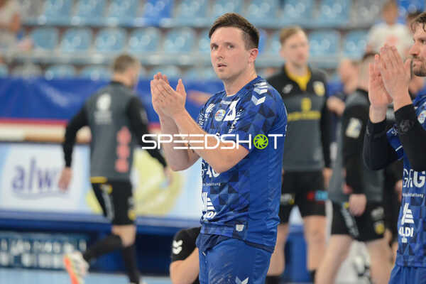 Handall I Herren I Saison 2021-2022 I 2. HBL I 30.Spieltag I SG BBM Bietigheim - HSG 2000 Coburg I 18.05.2022 Jan Asmuth (#23, SGBBM Bietigheim) bedankt sich bei den Fans
Ort: Bietigheim-Bissingen, Germany
Datum: 18.05.2022