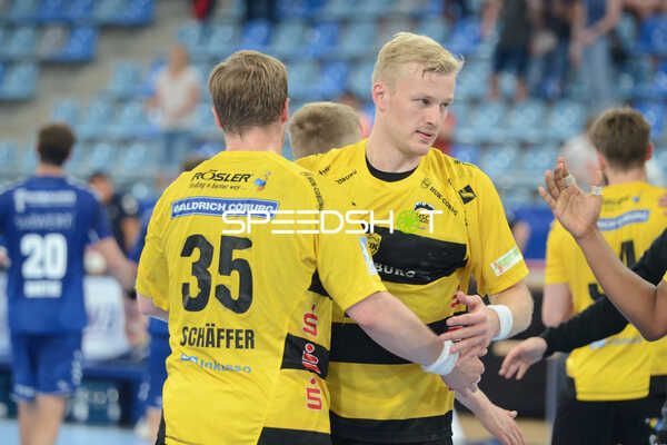 Handall I Herren I Saison 2021-2022 I 2. HBL I 30.Spieltag I SG BBM Bietigheim - HSG 2000 Coburg I 18.05.2022 Jan Schäffer (#35, HSG 2000 Coburg) und Andreas Schröder (#71, HSG 2000 Coburg) nach dem Spiel
Ort: Bietigheim-Bissingen, Germany
Datum: 18.05.2022