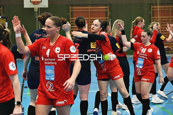 Spielerinnen im Handshake nach dem Spiel