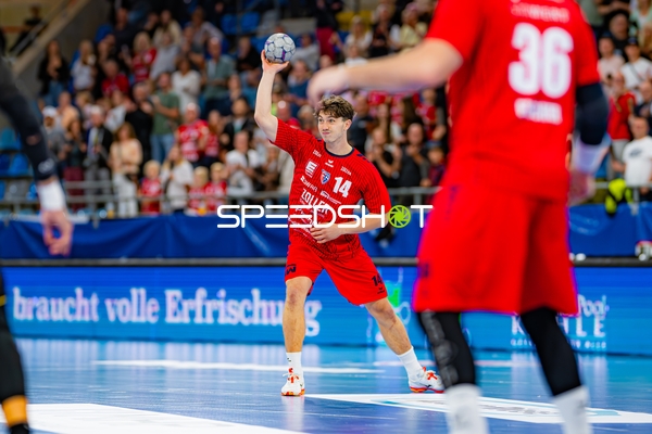 Fynn Nicolaus (14; SG BBM Bietigheim) wirft aufs Tor