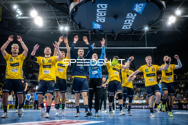 Rhein Neckar Löwen jubeln gemeinsam