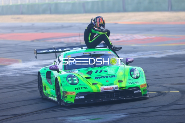 Fahrer auf Fahrzeug beim Rennen