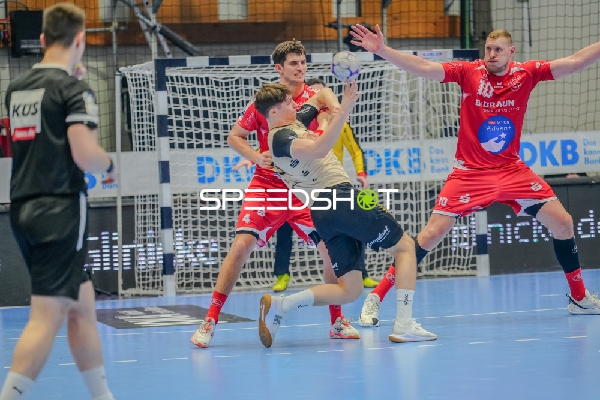 Dainis Krištopāns (10; MT Melsungen) und Nikolaj Enderleit (4; MT Melsungen) im Zweikampf