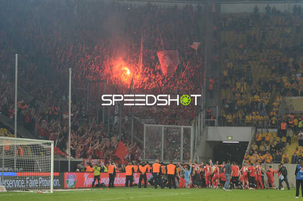 Fußball I Herren I Saison 2021-2022 I 2.Bundesliga Relegation I Rückspiel I SG Dynamo Dresden - 1. FC Kaiserslautern I 24.05.2022 Die Mannschaft (1. FC Kaiserslautern) feiert mit ihren Fans den Aufstieg
Ort: Dresden, Germany
Datum: 24.05.2022