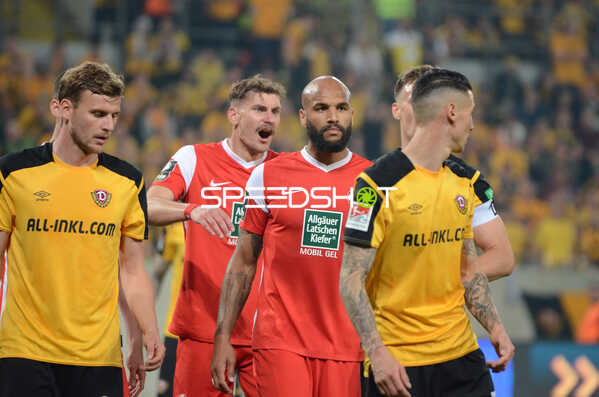 Fußball I Herren I Saison 2021-2022 I 2.Bundesliga Relegation I Rückspiel I SG Dynamo Dresden - 1. FC Kaiserslautern I 24.05.2022 Terrence Anthony Boyd (#13, 1. FC Kaiserslautern) und Kevin Kraus (#5, 1. FC Kaiserslautern) verteidigen Panagiotis Vlachodimos (#7, SG Dynamo Dresden)
Ort: Dresden, Germany
Datum: 24.05.2022