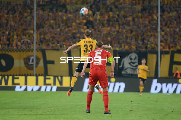 Fußball I Herren I Saison 2021-2022 I 2.Bundesliga Relegation I Rückspiel I SG Dynamo Dresden - 1. FC Kaiserslautern I 24.05.2022 Kopfball von Christoph Daferner (#33, SG Dynamo Dresden) vor ihm Kevin Kraus (#5, 1. FC Kaiserslautern)
Ort: Dresden, Germany
Datum: 24.05.2022