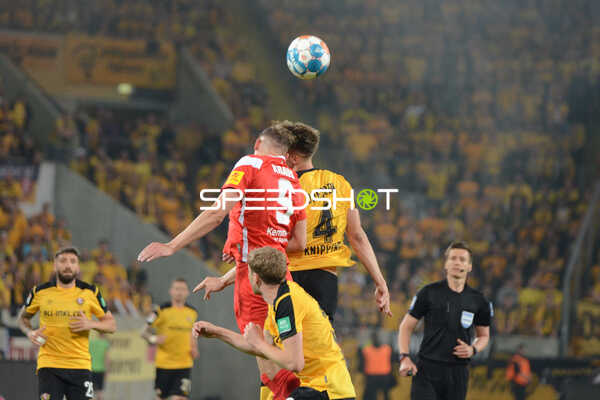 Fußball I Herren I Saison 2021-2022 I 2.Bundesliga Relegation I Rückspiel I SG Dynamo Dresden - 1. FC Kaiserslautern I 24.05.2022 Kopfballduell zwischen Kevin Kraus (#5, 1. FC Kaiserslautern) und Tim Knippinger (#4, SG Dynamo Dresden)
Ort: Dresden, Germany
Datum: 24.05.2022