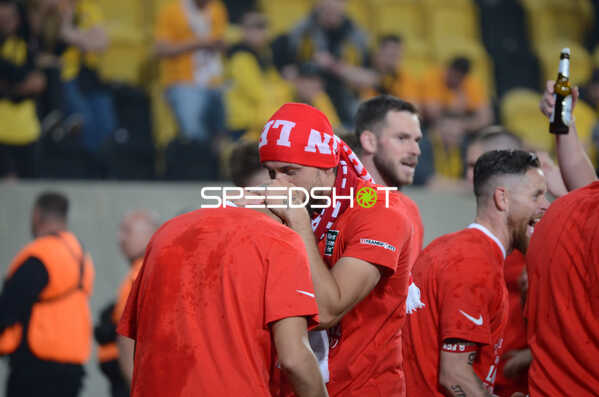 Fußball I Herren I Saison 2021-2022 I 2.Bundesliga Relegation I Rückspiel I SG Dynamo Dresden - 1. FC Kaiserslautern I 24.05.2022 Kevin Kraus (#5, 1. FC Kaiserslautern) küsst Hikmet Ciftic (#6, 1. FC Kaiserslautern) den Nacken
Ort: Dresden, Germany
Datum: 24.05.2022