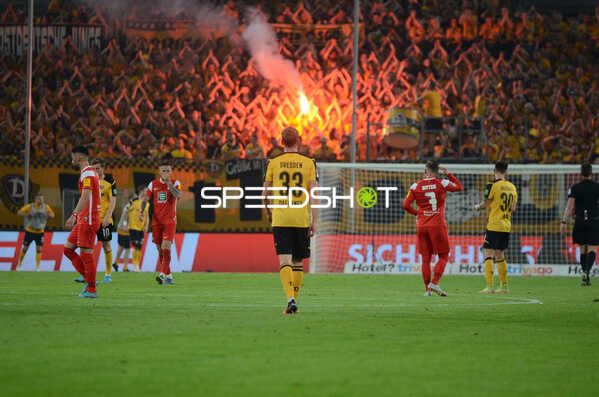 Fußball I Herren I Saison 2021-2022 I 2.Bundesliga Relegation I Rückspiel I SG Dynamo Dresden - 1. FC Kaiserslautern I 24.05.2022 Pyrotechnik im Block der SG Dynamo Dresden im Vordergrund zu sehen ist Christoph Daferner (#33, SG Dynamo Dresden)
Ort: Dresden, Germany
Datum: 24.05.2022