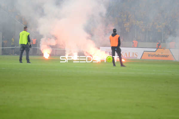 Fußball I Herren I Saison 2021-2022 I 2.Bundesliga Relegation I Rückspiel I SG Dynamo Dresden - 1. FC Kaiserslautern I 24.05.2022 Nach dem Spiel wird Pyrotechnik aus dem Dresdner Fanblock auf das Spielfeld geworfen
Ort: Dresden, Germany
Datum: 24.05.2022