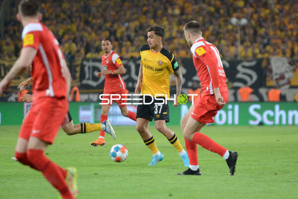 Fußball I Herren I Saison 2021-2022 I 2.Bundesliga Relegation I Rückspiel I SG Dynamo Dresden - 1. FC Kaiserslautern I 24.05.2022 Oliver Batista Meier (#37, 1. FC Kaiserslautern) am Ball
Ort: Dresden, Germany
Datum: 24.05.2022