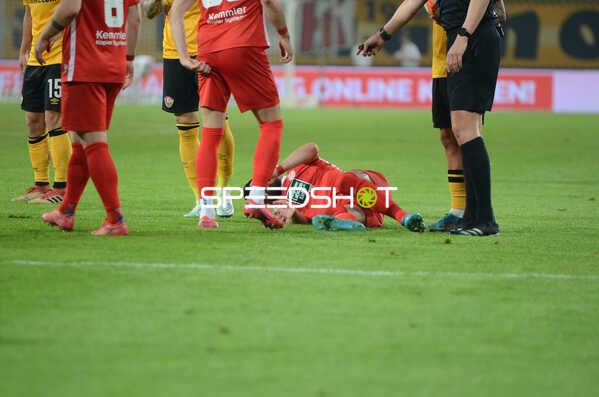 Fußball I Herren I Saison 2021-2022 I 2.Bundesliga Relegation I Rückspiel I SG Dynamo Dresden - 1. FC Kaiserslautern I 24.05.2022 Hikmet Ciftic (#6, 1. FC Kaiserslautern) liegt verletzt auf dem Boden
Ort: Dresden, Germany
Datum: 24.05.2022
