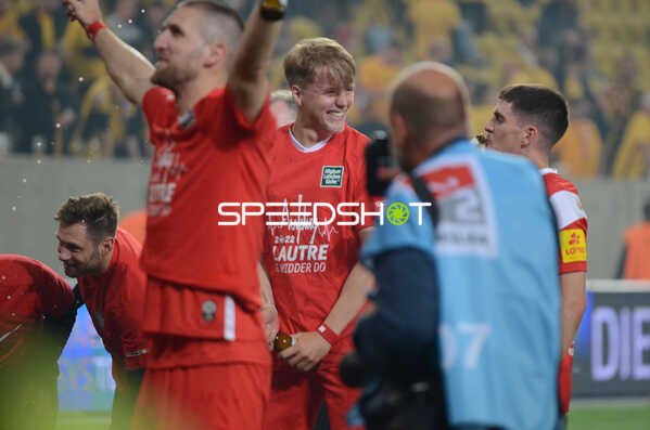 Fußball I Herren I Saison 2021-2022 I 2.Bundesliga Relegation I Rückspiel I SG Dynamo Dresden - 1. FC Kaiserslautern I 24.05.2022 Jubel von Felix Götze (#24, 1. FC Kaiserslautern) nach dem Aufstieg
Ort: Dresden, Germany
Datum: 24.05.2022