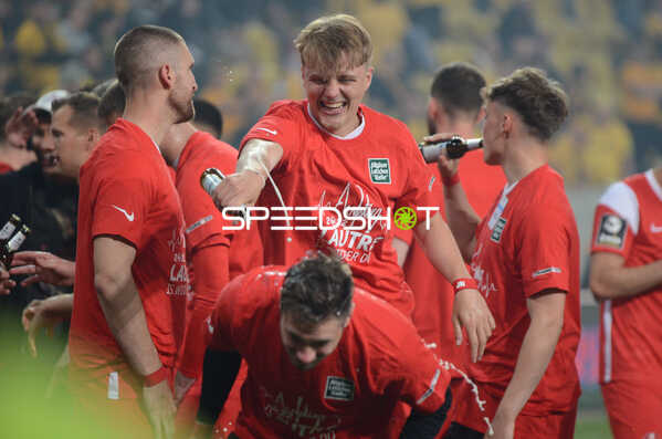 Fußball I Herren I Saison 2021-2022 I 2.Bundesliga Relegation I Rückspiel I SG Dynamo Dresden - 1. FC Kaiserslautern I 24.05.2022 Berdusche für Marlon Maurice Ritter (#7, 1. FC Kaiserslautern) von Jubel von Felix Götze (#24, 1. FC Kaiserslautern) nach dem Aufstieg
Ort: Dresden, Germany
Datum: 24.05.2022