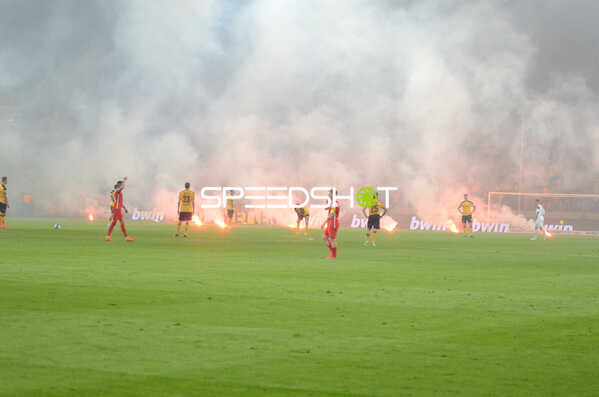 Fußball I Herren I Saison 2021-2022 I 2.Bundesliga Relegation I Rückspiel I SG Dynamo Dresden - 1. FC Kaiserslautern I 24.05.2022 Pyrotechnikmeer auf dem Rasen
Ort: Dresden, Germany
Datum: 24.05.2022